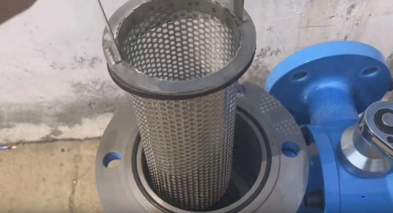 Cleaning strainer